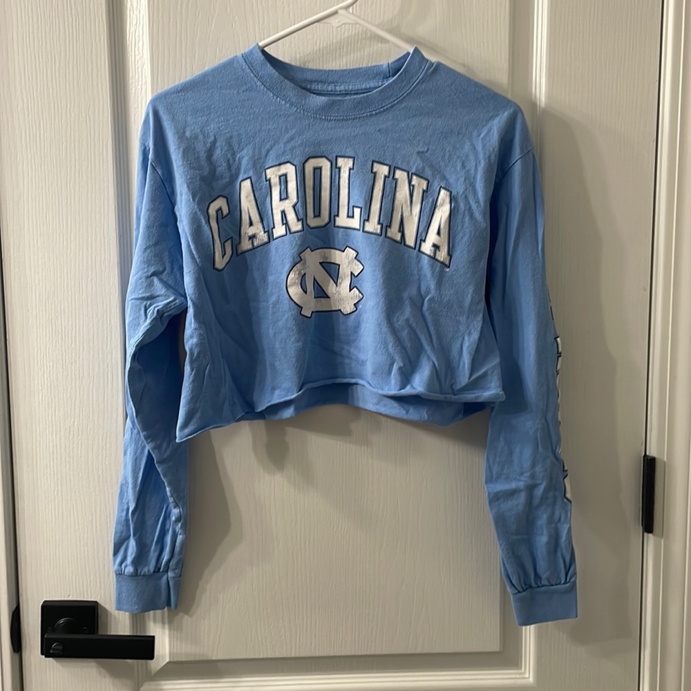 Cropped long sleeve shirt. University of North Carolina